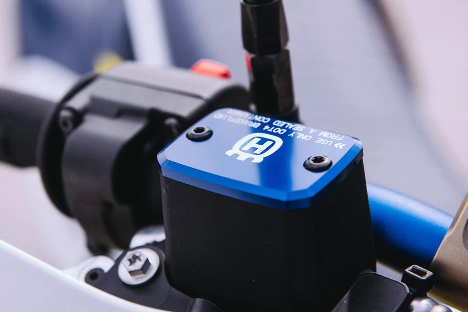 CUBIERTA CILINDRO FRENO MANO DERECHA HUSQVARNA ENDURO SUPERMOTO 701 OEM -27013903000 Foto 3 de 4