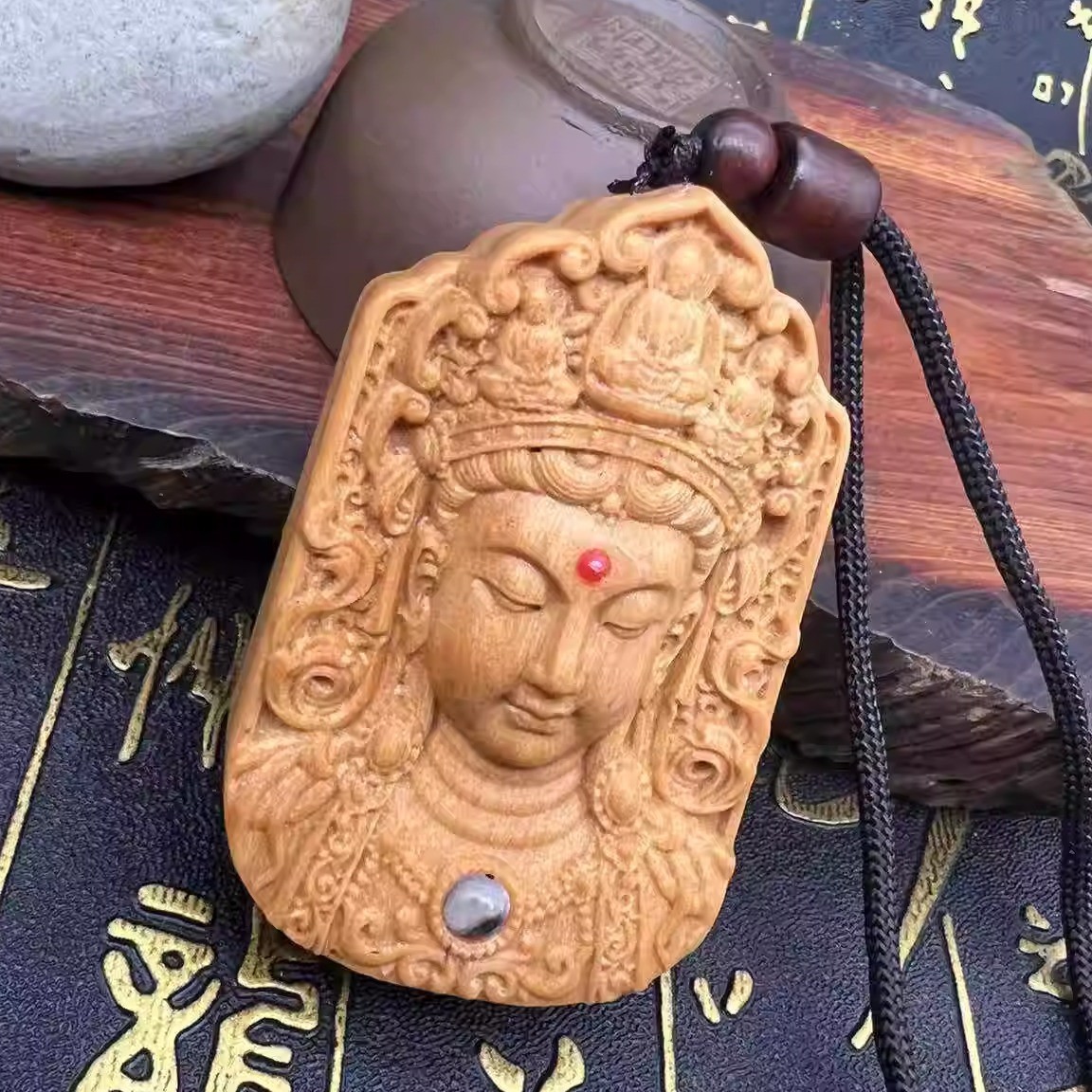 Colgante de Buda Guanyin de proyección tallada de doble cara de sándalo artesanía