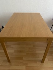 Ausziehbarer Tisch von Ikea in Holzoptik, kleine Gebrauchsspuren siehe Fotos