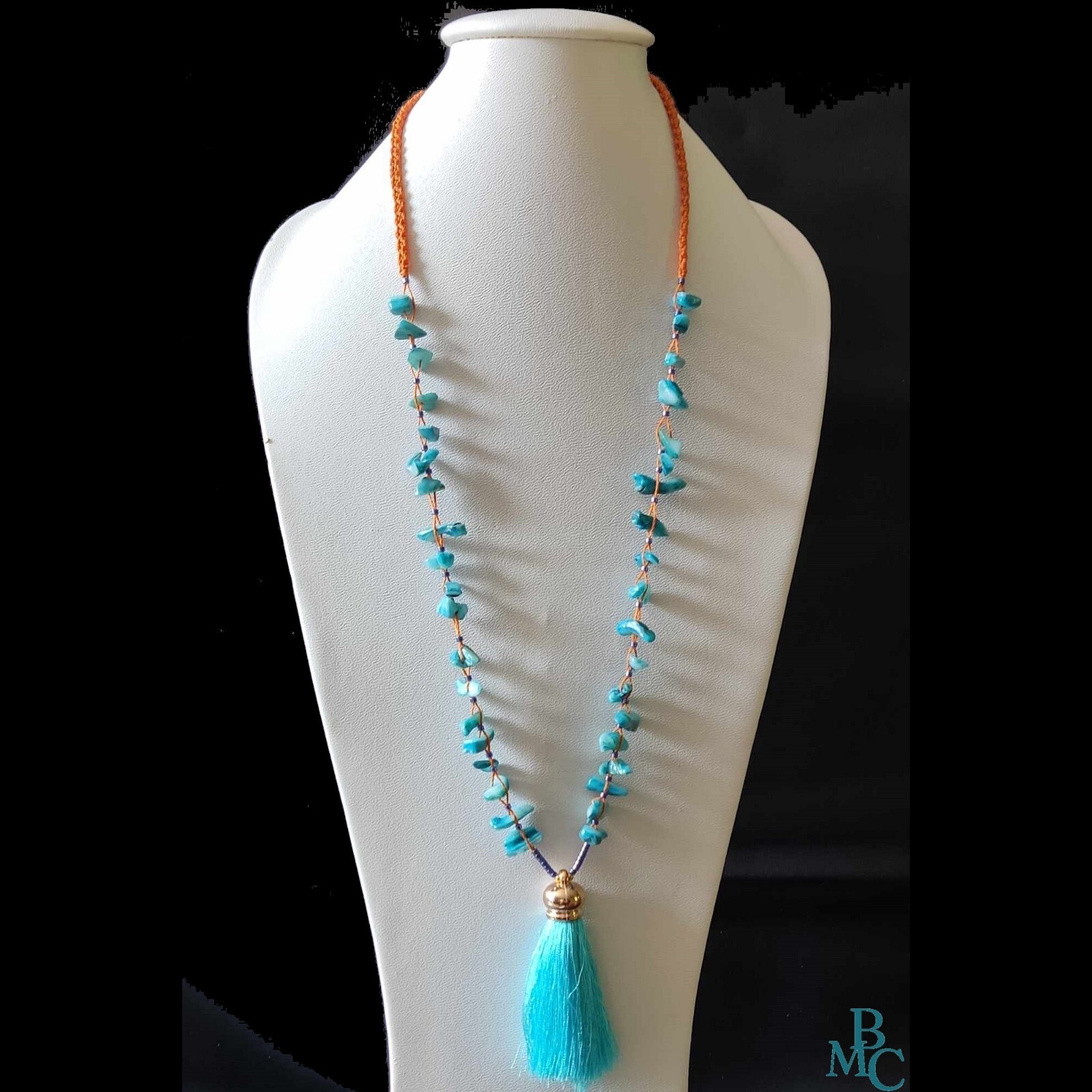 Collier chips de nacre bleu et macramé orange pour rehausser votre tenue d'été