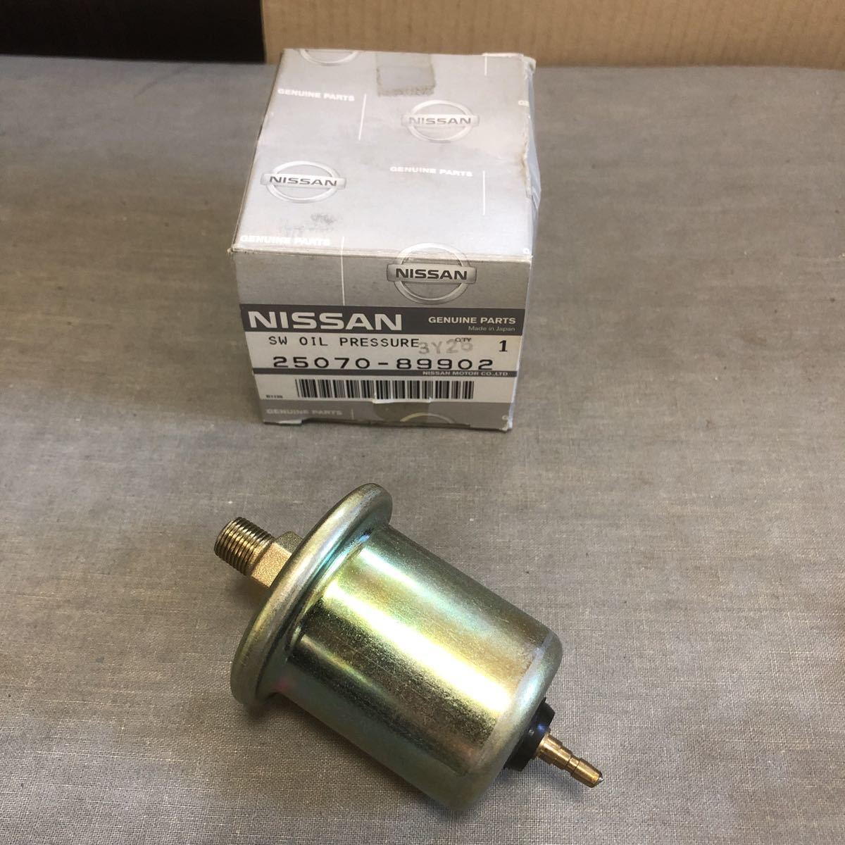 NISSAN NOS OIL PRESSURE SENDER - P40 PETROL GENUINE PATROL