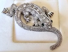 VTG TEXTURED GREEN EYES☆CLEAR RHINESTONES BODY PEWTER LIZARD GEICO LAPEL PIN USA