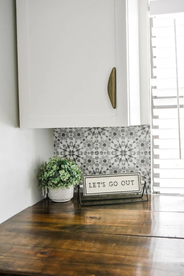 Wallpops Catalán Gris y Blanco Pelar y Pegar Backsplash Azulejos Contemporáneos  Foto 3 de 4