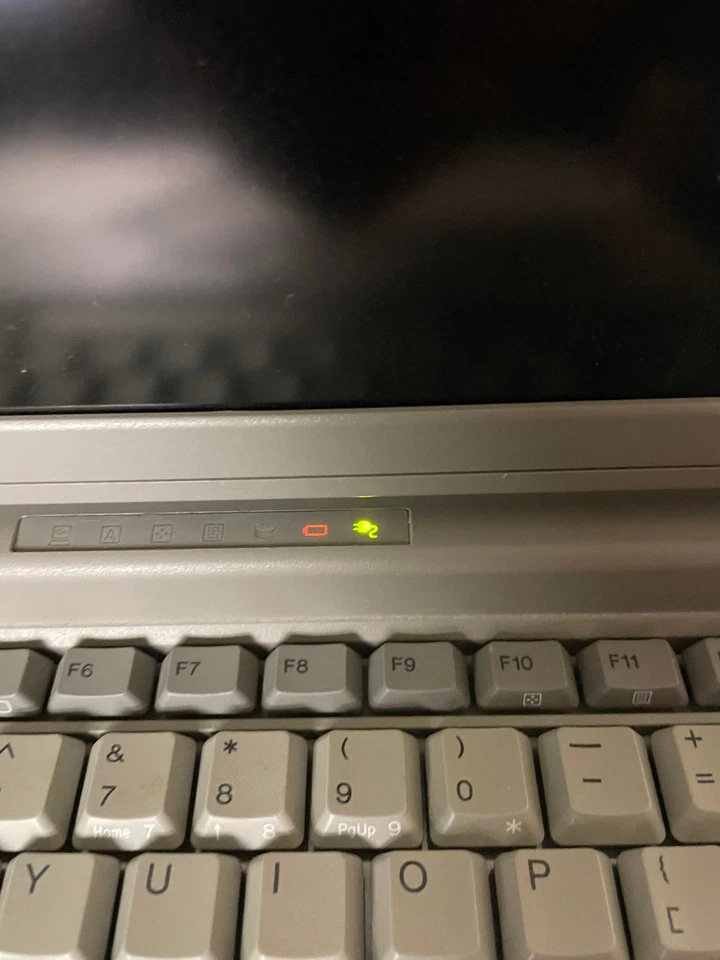 Vintage Toshiba Satellite Pro 400CS  11.3"  Sees Power, Parts Only #600A - Image 4 of 4