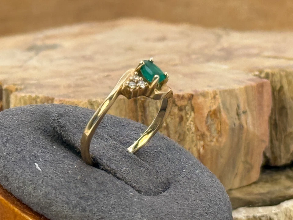 Vintage 10K Solid Yellow Gold Emerald w/diamonds ring 5--2484.25 - Image 3 of 4