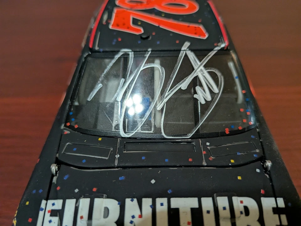 Fila de muebles Regan Smith 2011 Darlington Raced Win 1/24 #78 autografiada Foto 4 de 4
