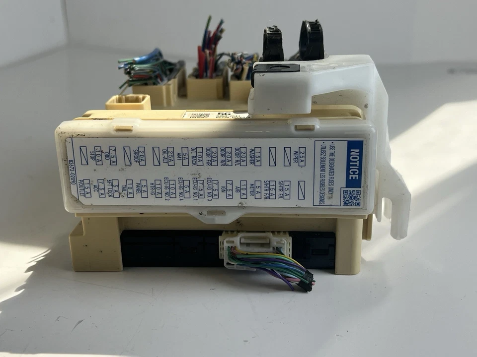 2015 TOYOTA COROLLA MULTIPLEX NETWORK CONTROL MODULE FUSE BOX 89221-02370 OEM - Imagem 3 de 4
