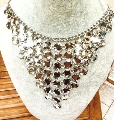 Très joli collier strass turquoise sur métal coul. Argent garanti sans