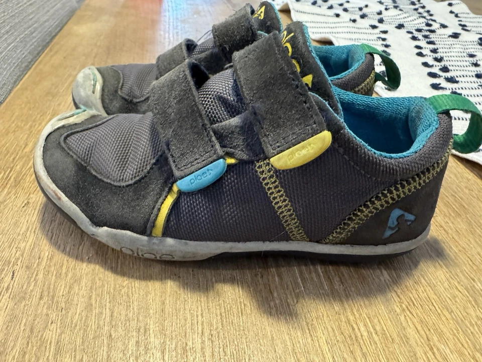 Plae Niño Pequeño Talla 10.5 Gris  Foto 3 de 4