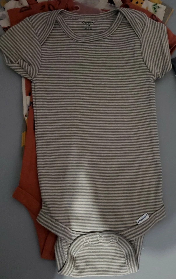 Gerber Boys Onesies 5pk Gift Pack & 3 matching mittens w/box & ribbon (3-6M) - Image 3 of 4