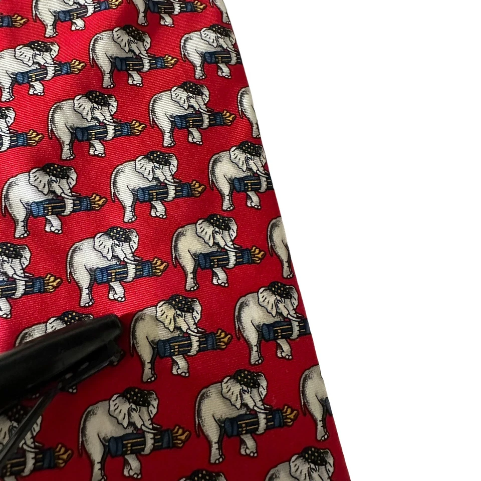 Corbata para hombre Brooks Brothers elefante con estampado de palos de golf roja 100 % seda Foto 4 de 4
