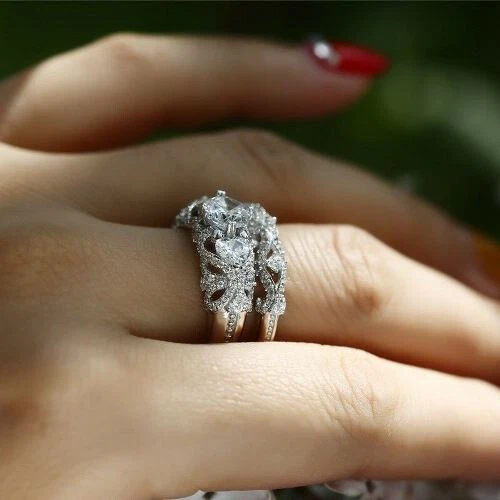 Juego de anillos de boda de oro blanco de 14 quilates sobre compromiso moissanita blanca de 2,6 quilates corte redondo Foto 4 de 4