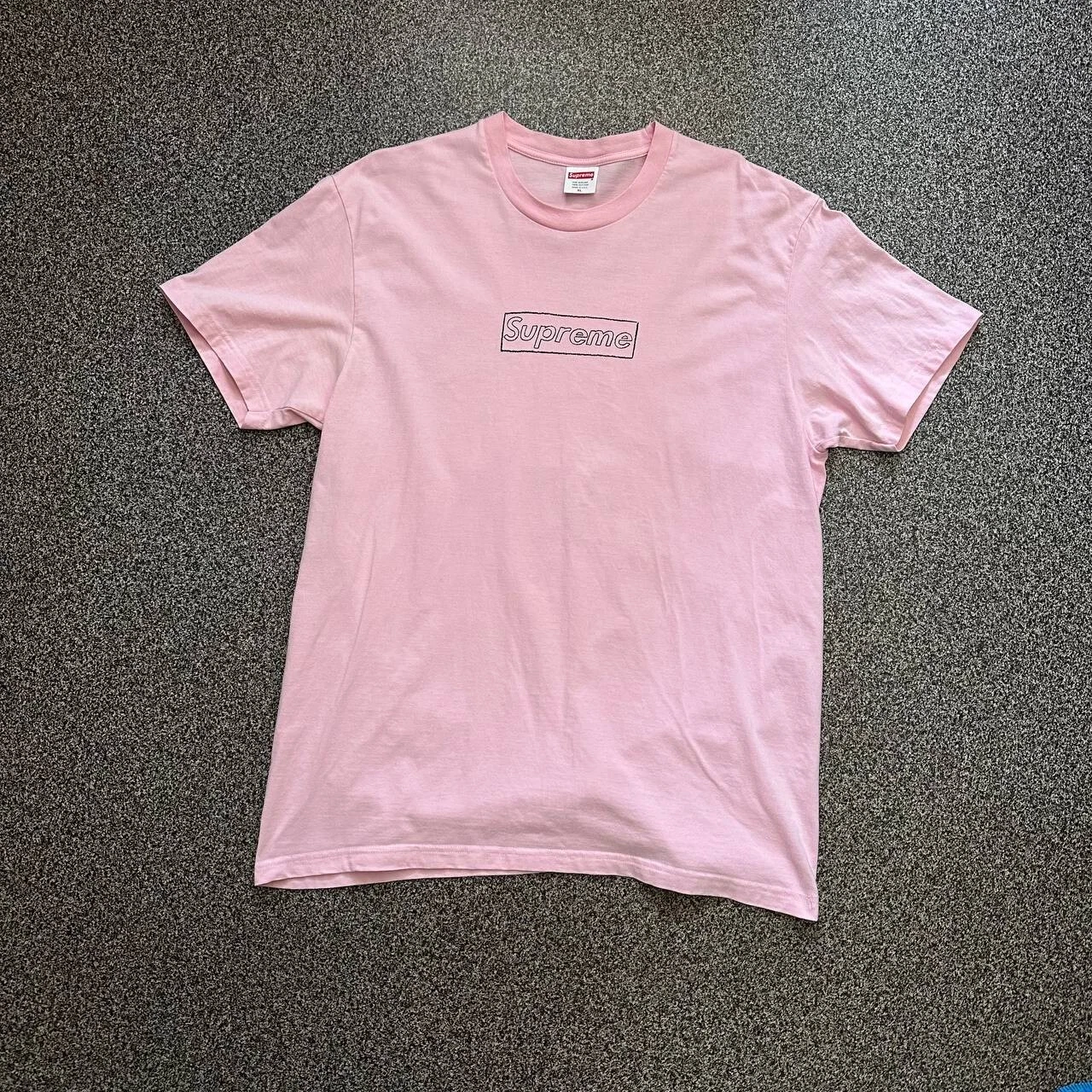 Boîte logo craie Supreme x KAWS tee rose clair taille XLlarge