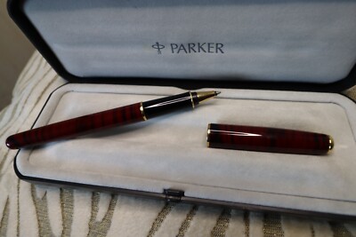 Parker Sonnet Kugelschreiber in hochwertigem rotem Lack. Med Feder. Verpackt um 2001
