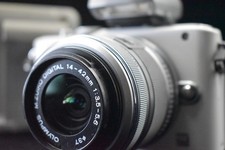  US Duty Paid Olympus PEN Lite E-PL3 White 12.3 MP with Lens From US     9197