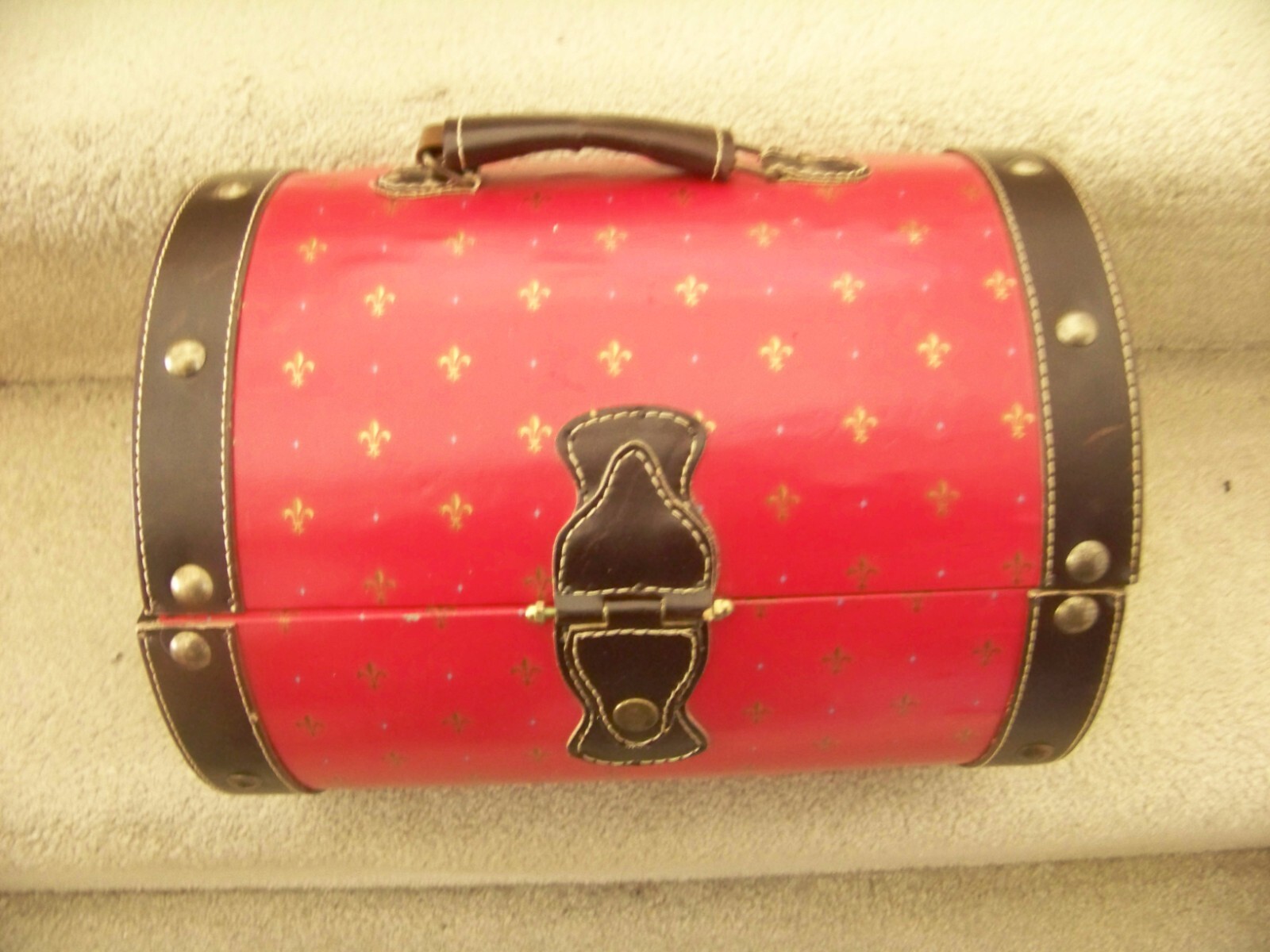 Specialty case luggage red Fleur de Lis leather ? trim handle strap felt lined