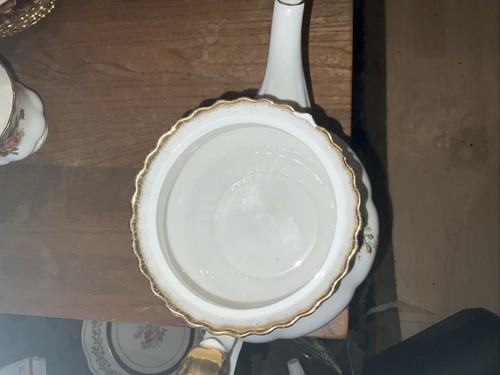 ROYAL ALBERT Old Country Roses Teapot (No Lid) Small Chip On Rim - Imagen 2 de 5