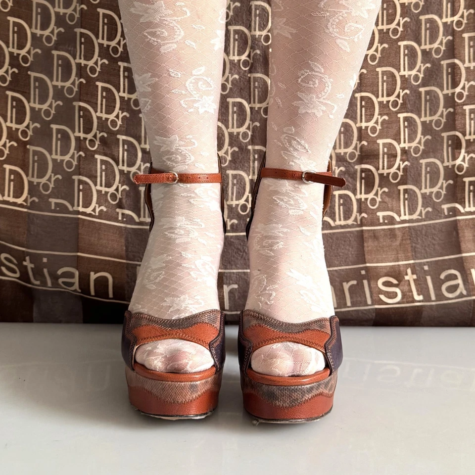 Zapatos de salón vintage Y2K Derek Lam icónicos de cuero con plataforma parcheada en naranja y marrón Foto 2 de 4