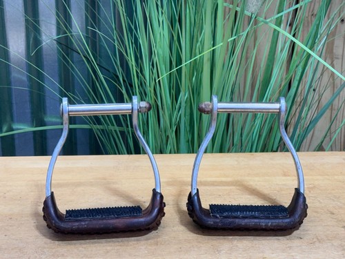 Aluminum Western Saddle Stirrups w Rubber Treads ~ Engraved