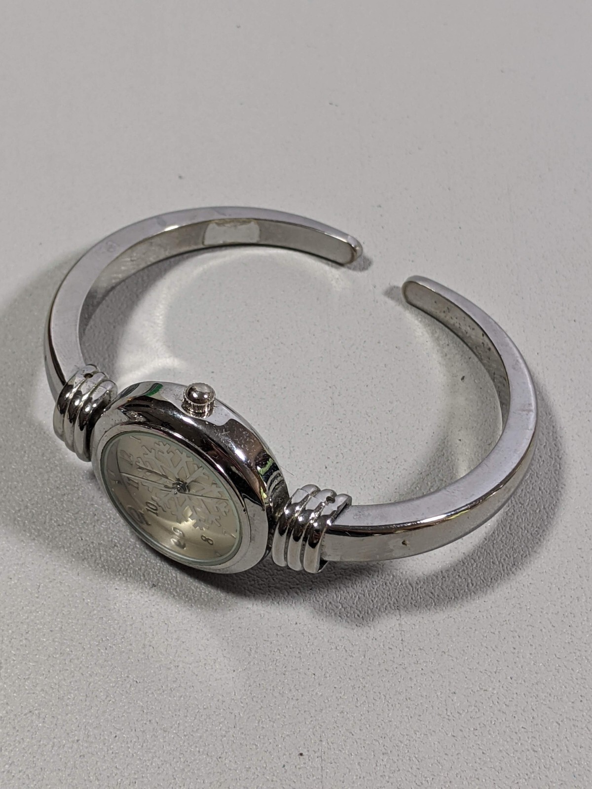 Snow Flake Pattern Dial Silver Tone Round Case 25… - image 2