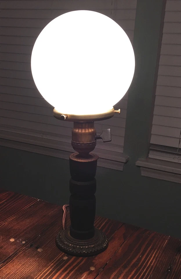 Lámpara de mesa de madera antigua enchufable con cable con globo redondo blanco leche 58 largo Foto 3 de 4