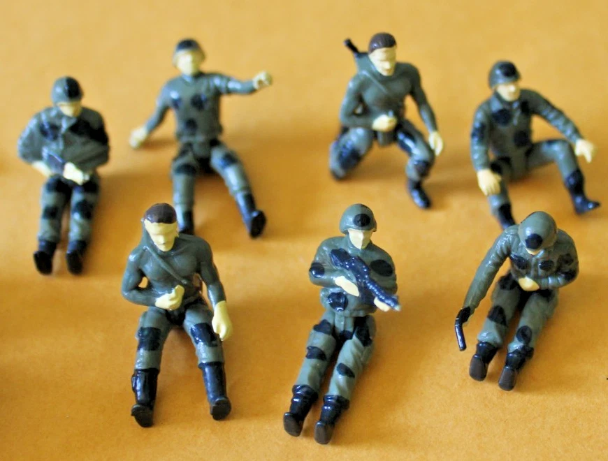 Micro Soldados del Ejército Tanque Heli Vintage Galoob? Lote de 10+ soldados de juguete Foto 2 de 4