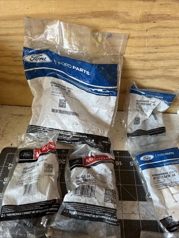 Gran lote de piezas de Ford y Motorcraft. Foto 2 de 4