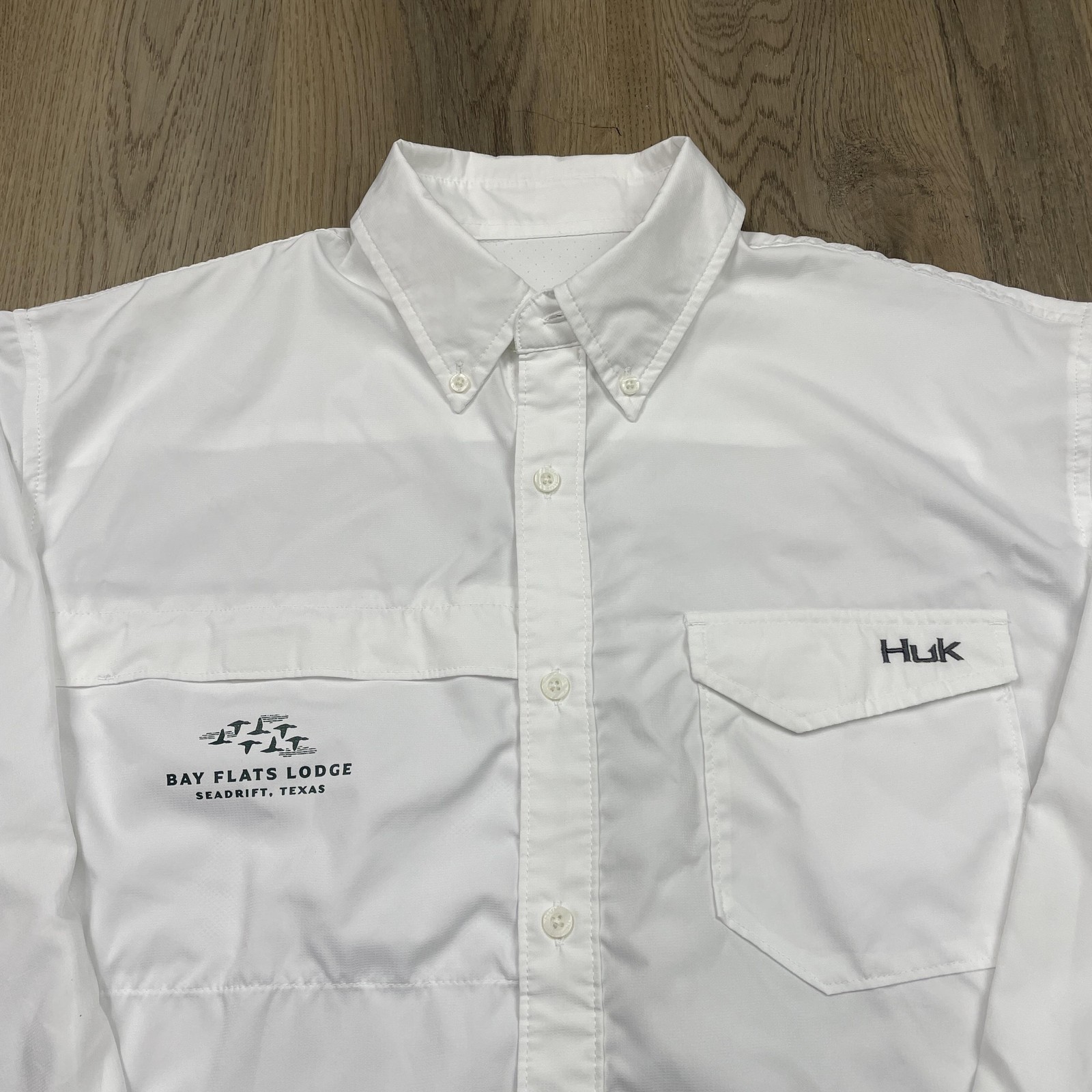 Huk Performance Fishing Shirt Mens Large White Bay Flats Lodge Long Sleeve Logo