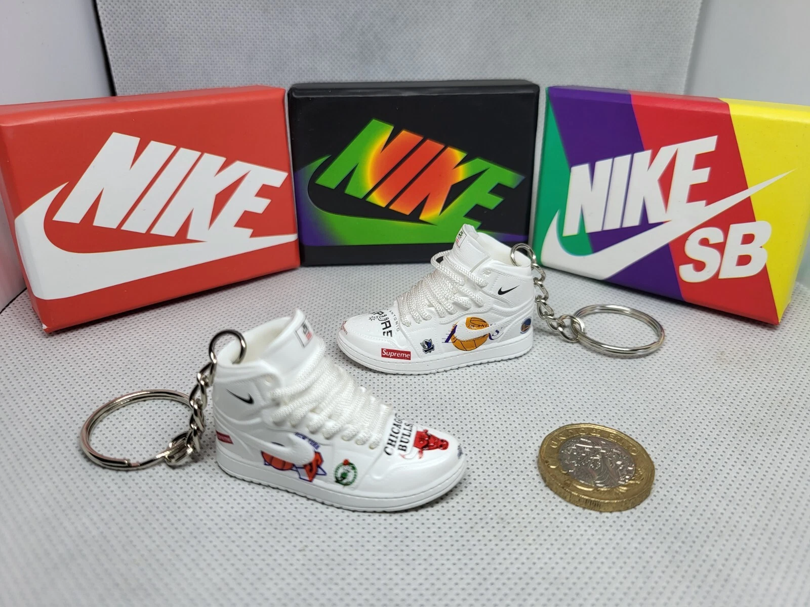 NIKE AIR FORCE 1 BLANC MINI PORTE CLÉS DRESSEUR BOÎTE CADEAU OU ÉTUI RAPIDE UK