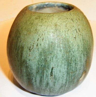 kl.Keramik Vase,grünliche Erdfarben,handgearbeitet,markiert: