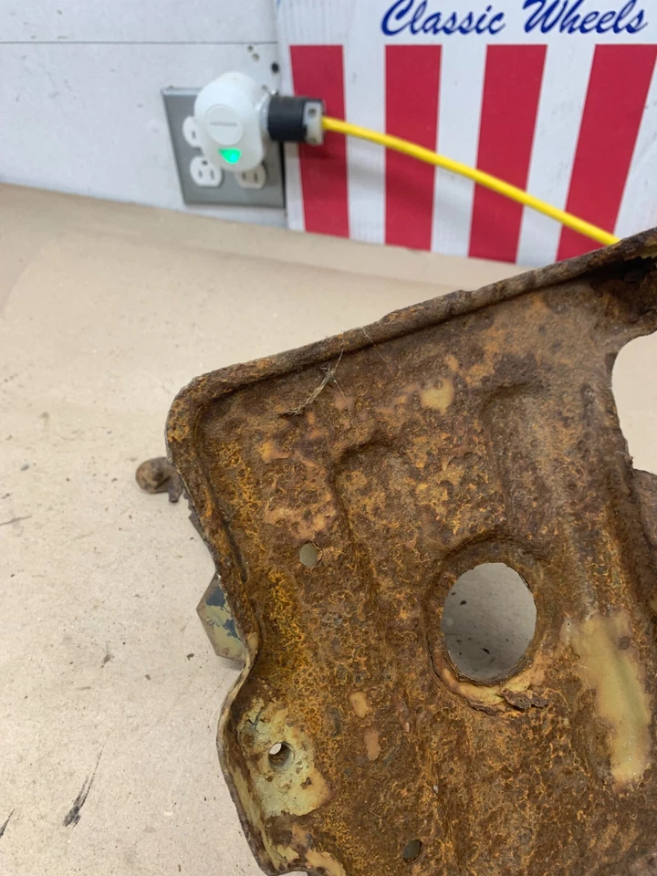 1981 82 84 85 1987 CHEVROLET GMC K5 K10 C10 C30 K30 TRK Used Battery Tray Holder - Image 3 of 4