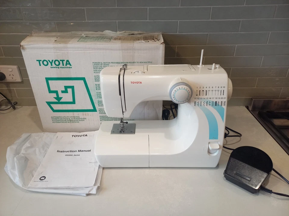 Toyota  Sewing Machine - RS2000 STF17 Tested In Good Working Order / With Box — 第 2/4 张图片