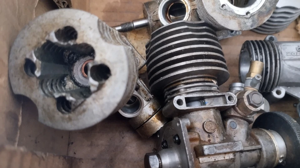 Lotto di pezzi / ricambi per motori scala 1:10.  Come da foto, visto e piaciuto. - Immagine 3 di 4