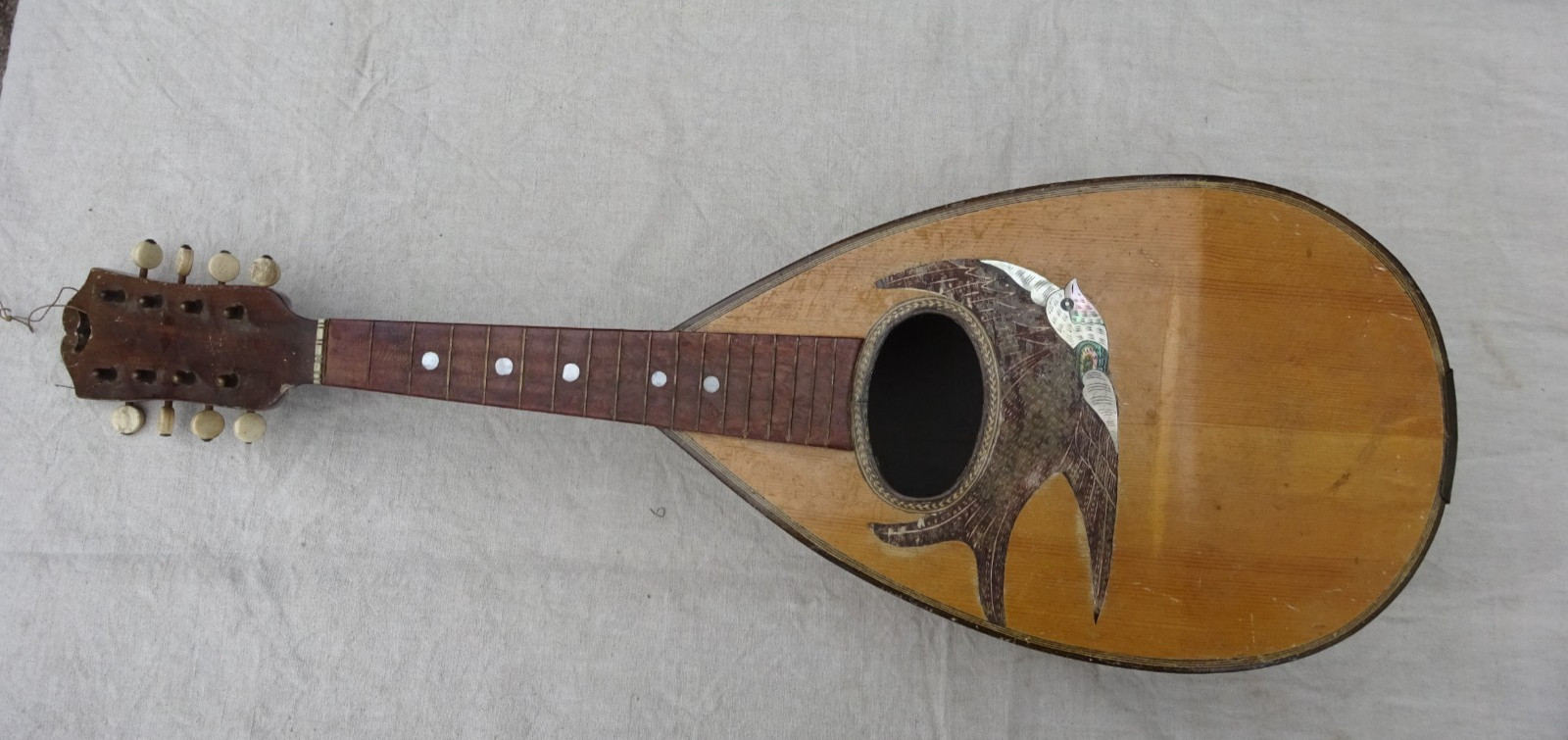 Alte Mandoline mit Schwalbe