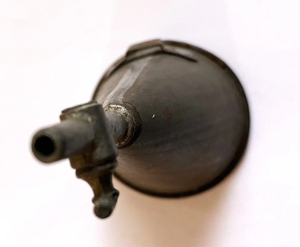 petit entonnoir ancien en métal avec robinet et patte d'accroche - Photo 2/4