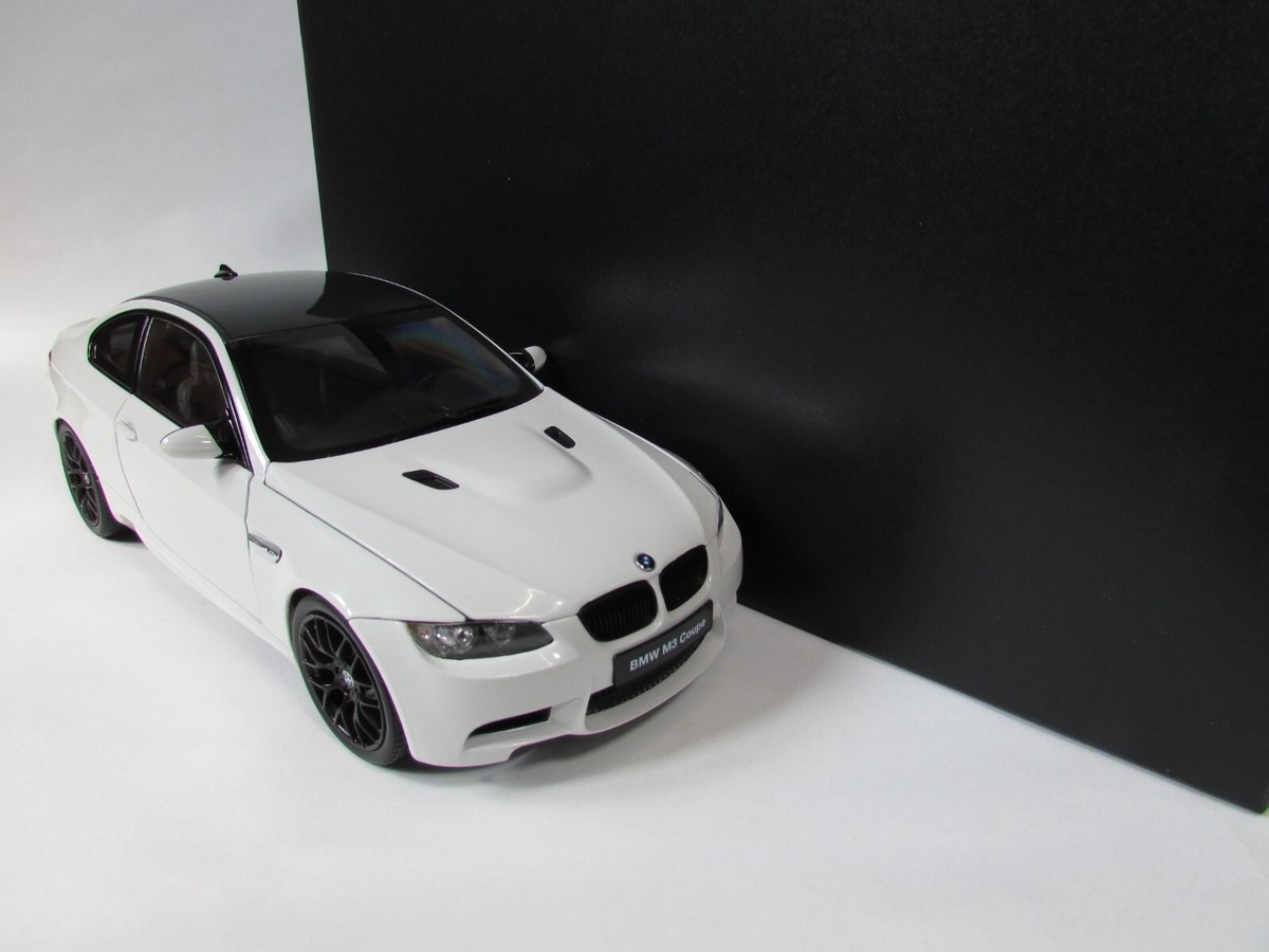 BMW M3 ホワイト 1/18スケール BMW 3-Series M3 (E90) 4-Door 2007 White 1:18 Gt Spirit GT053