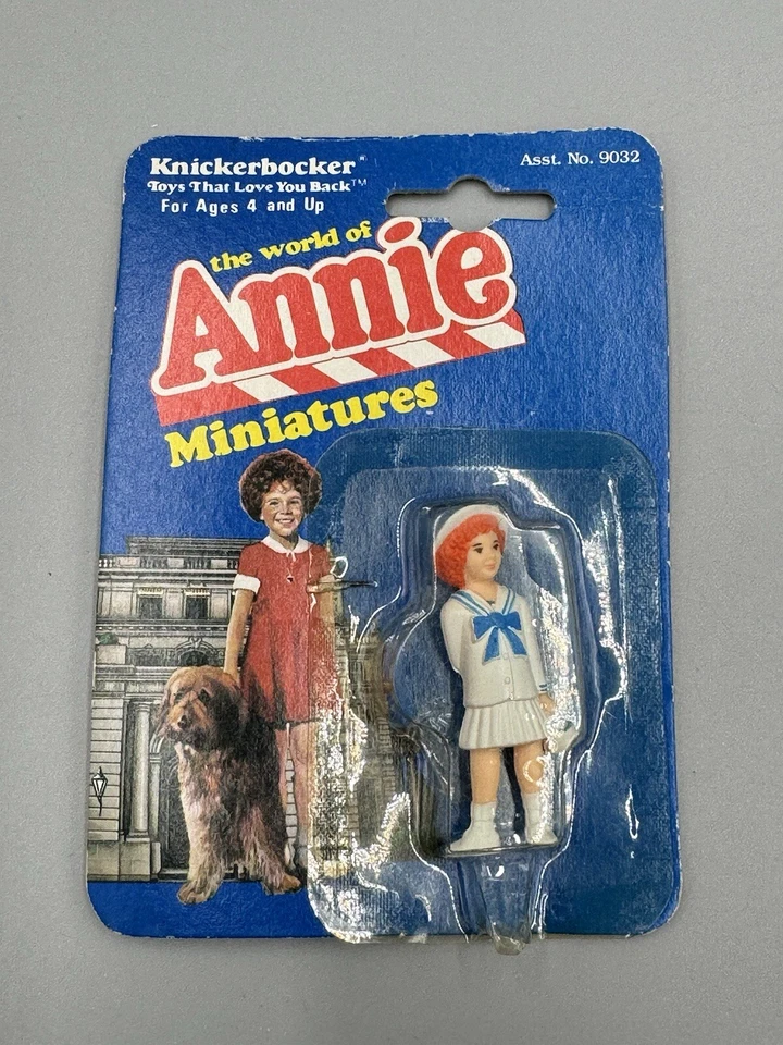 Винтажная фигурка 1982 Knickerbocker Annie In White Sailor Dress 2 дюйма - Изображение 3 из 4