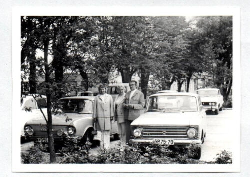 Fotografie Moskwitsch Skoda Parkplatz DDR 1970er - Bild 1 von 2