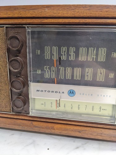 Vintage MOTOROLA TT15BW 3153 SOLID STATE RADIO WOOD CASE ~PARTS/REPAIR - Picture 4 of 19