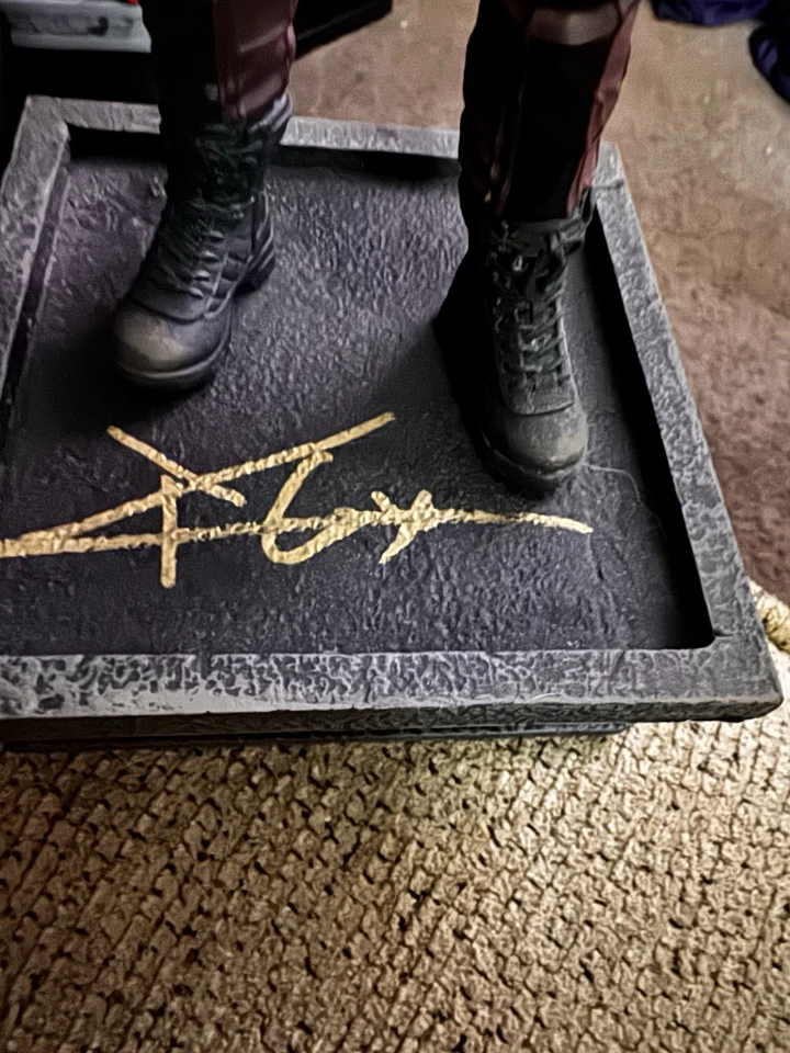 Estatua Daredevil Diamond Select firmada por Charlie Cox Foto 2 de 2