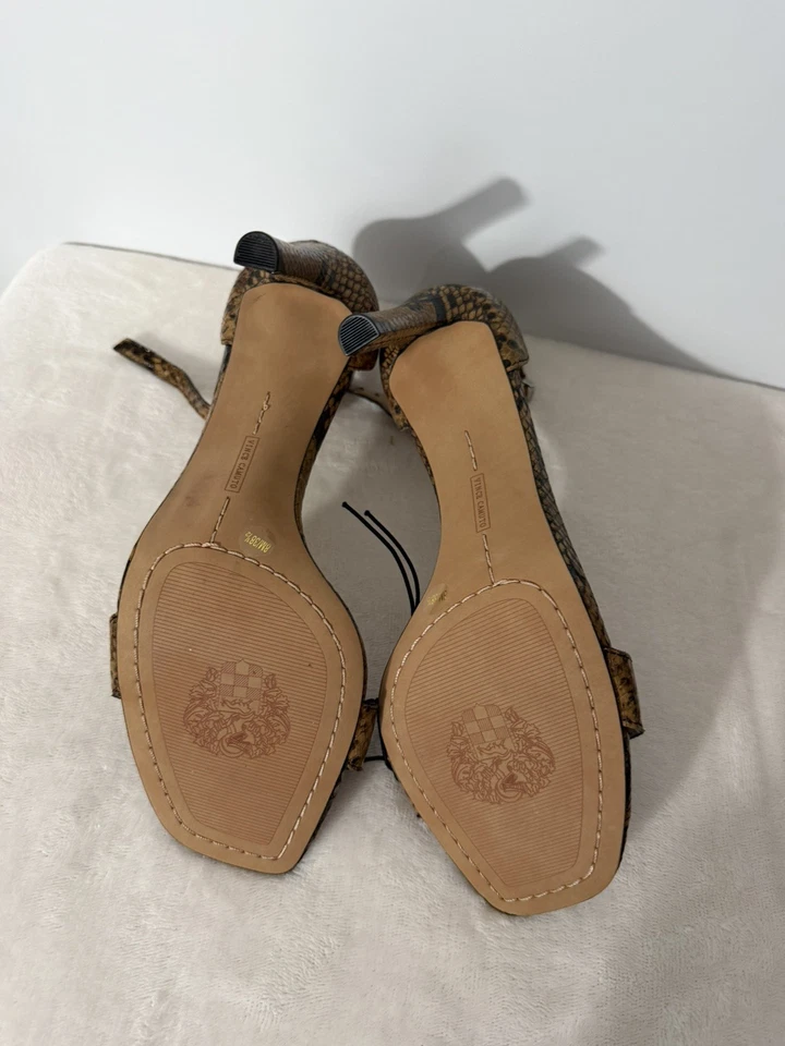 Sandalia de tacón de piel de serpiente sintética Vince Camuto para mujer talla 8 Foto 2 de 4
