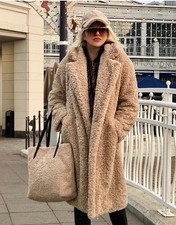 Cappotto Zara Teddy Bourg con borsa e berretto abbinati. Taglia M