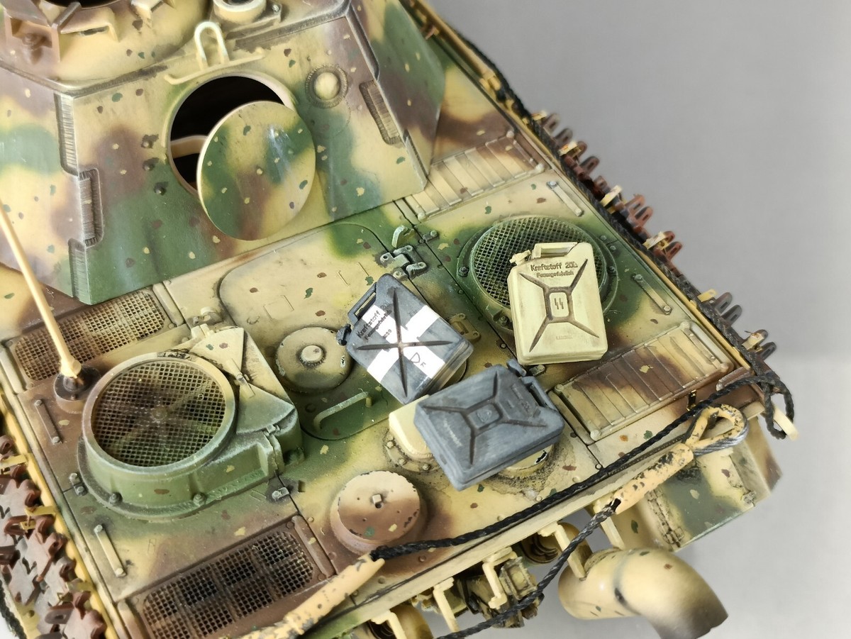 1/35 Built WWII German Panther Ausf.F Tank Model w/Night Vision