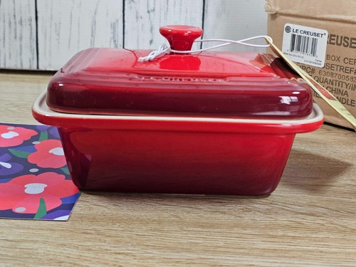 Le Creuset Butter Dish with Lid 13 fl oz Cherry Red Butter Box Stoneware NEW - Picture 4 of 9