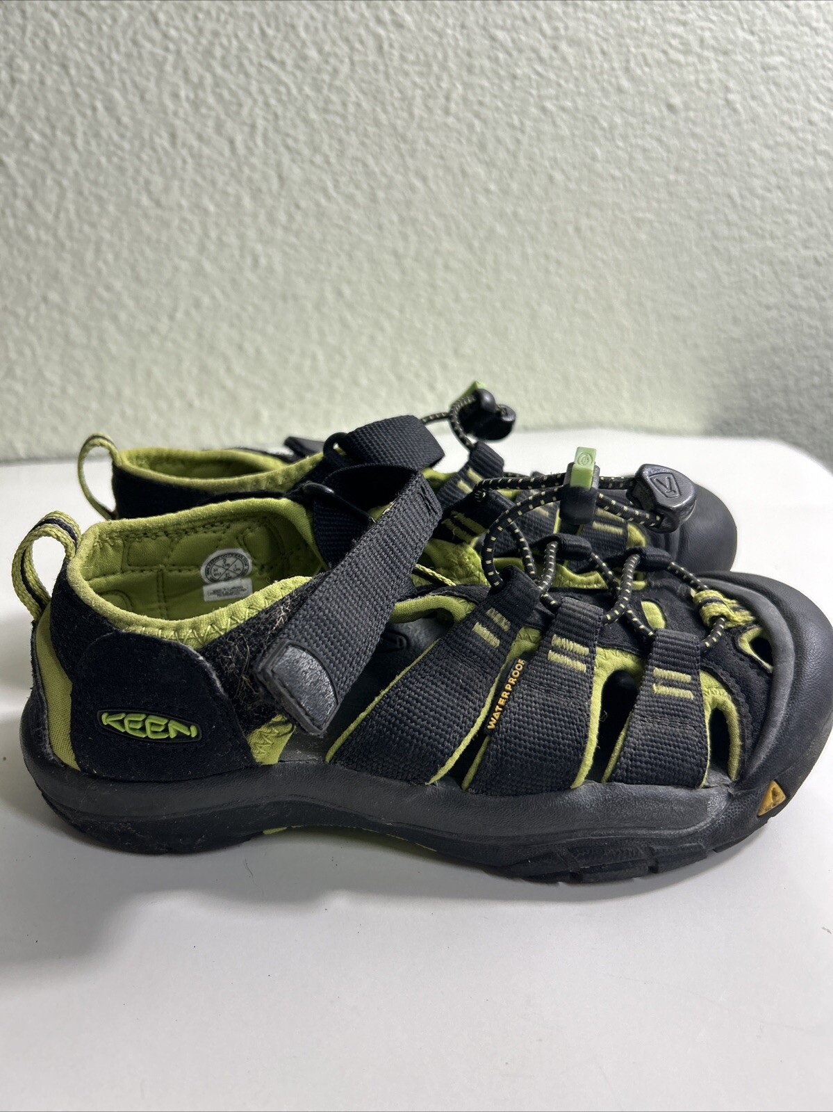 Scarpe sandali impermeabili Keen 1009965 Newport H2 bambino grande nero verde taglia USA 2