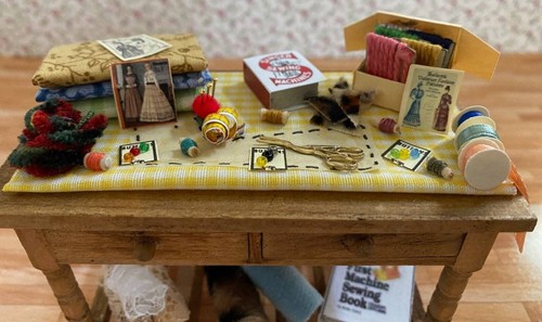 Hermosa mesa de coser artesanal de Taylor Jade - miniatura para casa de muñecas - Imagen 3 de 5