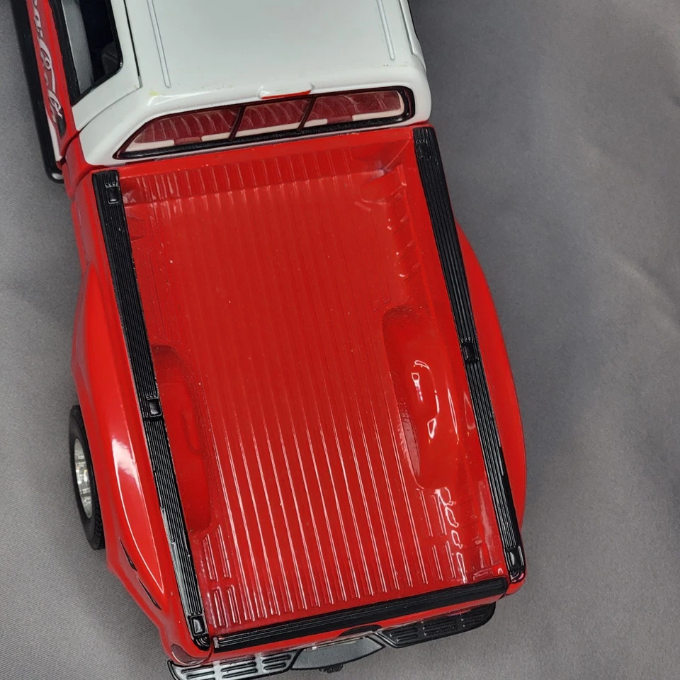 Matchbox Collectibles 1999 Ford F-350 Super Duty Dually Coca-Cola Truck 1:24 - Image 3 of 4