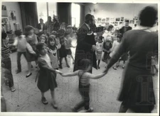 1989 Press Photo Rabbi Rapoport, Children dancing at Max Gilbert Hebrew Academy