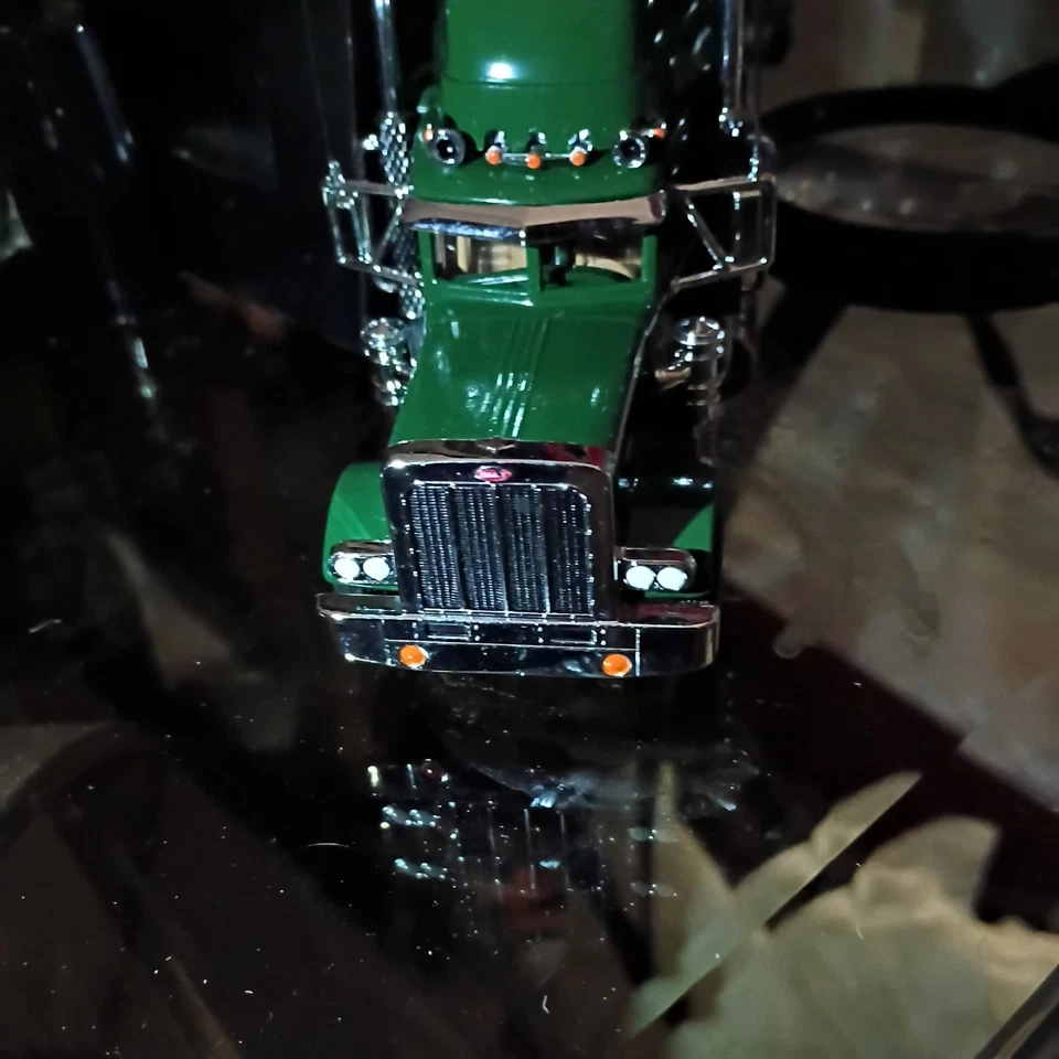 Semirremolque Matchbox GreenPeterbilt 379 escala 1:32 con conversión de techo plano Foto 4 de 4