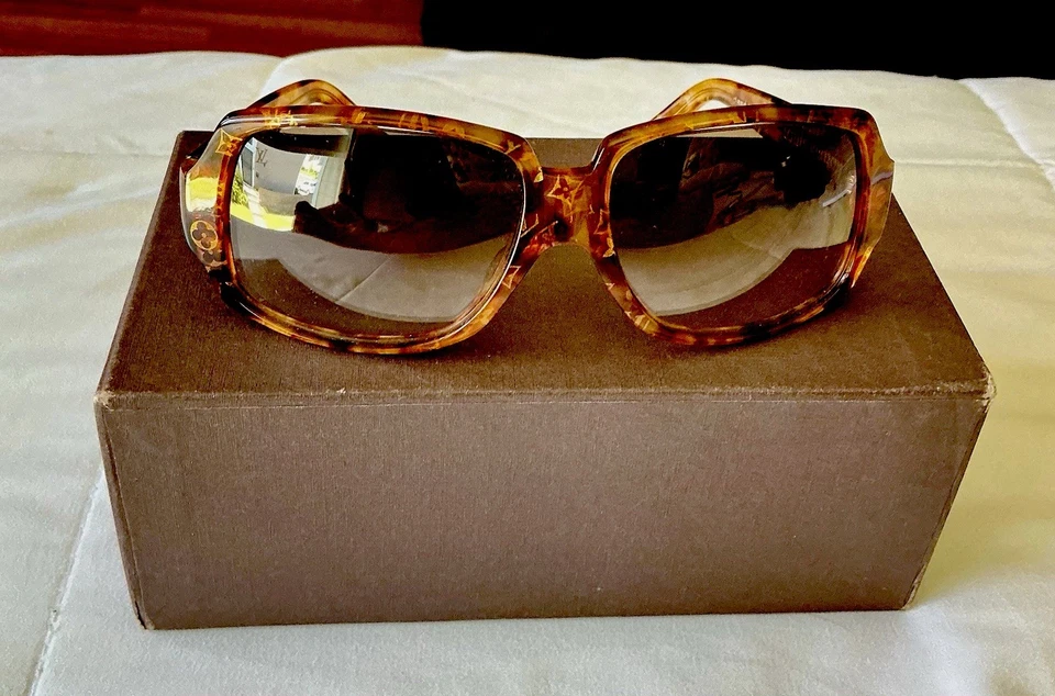 Gafas de sol Louis Vuitton para dama diseño de monograma LV HECHAS A MANO en ITALIA con estuche caja Foto 2 de 4